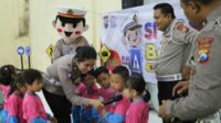 Suasana edukasi puluhan siswa TK se-Batu di Polres Batu. (ist) - Puluhan Siswa TK Kunjungi Polres Batu, Tanamkan Cinta dan Bangga terhadap Profesi Polisi