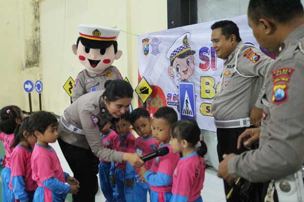 Suasana edukasi puluhan siswa TK se-Batu di Polres Batu. (ist) - Puluhan Siswa TK Kunjungi Polres Batu, Tanamkan Cinta dan Bangga terhadap Profesi Polisi