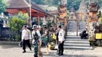 TNI-POLRI Karya Bakti di Pura Luhur Dwijawarsa Kedungkandang