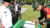 Tampak Bupati Situbondo, Karna Suswandi menyerahkan berita acara program TMD pada Dandim Situbondo, Letkol Inf. Alexander A.B.di dampingi Sekda kab Situbondo, Wawan Setiawan. (Seru.co.id/aza) - Bupati Situbondo Resmi Buka Pelaksanaan TMMD ke- 120 Tahun 2024