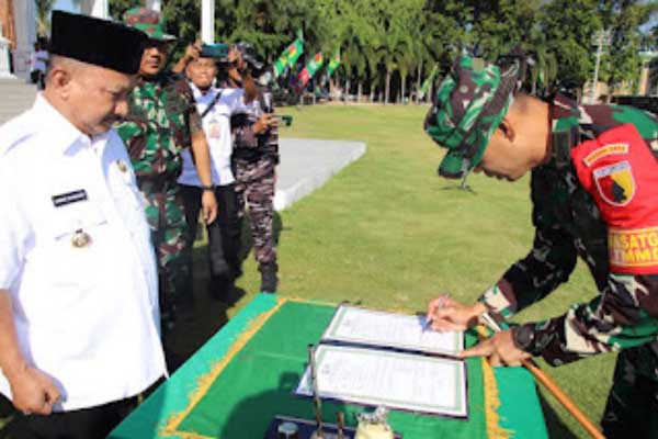 Tampak Bupati Situbondo, Karna Suswandi menyerahkan berita acara program TMD pada Dandim Situbondo, Letkol Inf. Alexander A.B.di dampingi Sekda kab Situbondo, Wawan Setiawan. (Seru.co.id/aza) - Bupati Situbondo Resmi Buka Pelaksanaan TMMD ke- 120 Tahun 2024