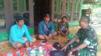 Tampak terlihat kebersamaan antara anggota TNI dan warga di saat istirahat siang, nampak warga saling berbaur dengan para anggota Satgas. (Seru.co.id/mam) - Satgas TMMD 120 Situbondo Membuat Suasana Lingkungan Harmonis