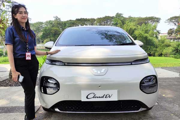 Tampilan elegan Cloud EV cukup menyita perhatian publik. (rhd) - Wuling Launching Cloud EV, Mobil Listrik Paling Nyaman dan Luas