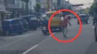 Viral, Seorang Diduga ODGJ Bawa Sajam dan Berjalan di Tengah Jalan Raya