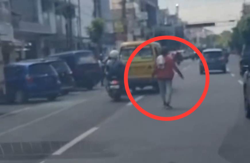 Viral, Seorang Diduga ODGJ Bawa Sajam dan Berjalan di Tengah Jalan Raya