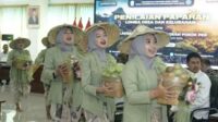 Tim Penggerak PKK Desa Tulungrejo hadirkan Yel-yel dalam kegiatan penilaian Paparan Lomba Desa dan Kelurahan se-Provinsi Jatim. (ist) - Pj. Wali Kota Batu Yakin Desa Tulungrejo Masuk Tiga Besar Lomba Desa TP PKK Provinsi Jatim