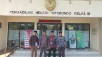 Tim dari LBH Mitra Santri usai mendaftarkan gugatan ke Pengadilan Negeri Situbondo, Kamis (2/5/2024). (Seru.co.id/aza) - LBH Mitra Santri Gugat BPN Situbondo, Terkait Hak Guna Usaha PT Printam