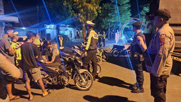 Tim gabungan Polres Pamekasan saat mengamankan kendaraan roda dua yang akan melakukan balap liar. (Seru.co.id/udi) - Razia Balap Liar, Polres Pamekasan Amankan Puluhan Sepeda Motor