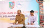 Uji coba dan soft launching ini dipimpin langsung oleh Pj Bupati Jombang, Sugiat di kantor DPMPTSP Jombang dan disaksikan secara Daring dari Kemenpan RB, Senin (13/5/2024). (Seru.co.id/ful) - PJ Bupati Sugiat Pimpin Uji coba dan soft launching Mall Pelayanan Publik