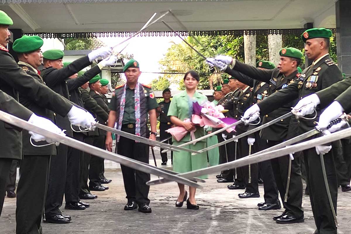Upacara pedang pora pelepasan pelepasan Kolonel Inf Renal Aprindo Sinaga. (rhd) - Pangdam V/Brw Pimpin Serah Terima Jabatan Danrindam V/Brawijaya