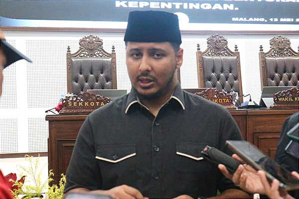 Wakil Ketua III DPRD Kota Malang, Rimzah SIP, menjawab awak media. (ws11) - Rapat Paripurna DPRD Kota Malang Soroti Penanggulangan Kemiskinan dan Pengangguran