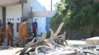 Wali Kota Batu didampingi Kepala OPD Meninjau Pembongkaran Lapak Pasar Relokasi. (ist) - Pemkot Batu Beri Tenggang Waktu Tiga Hari Pedagang Ambil Sisa Lapak di Pasar Pagi Relokasi
