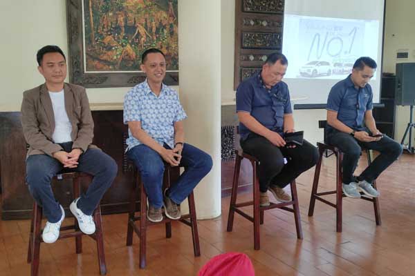 Yudi Irawan Wijaya (dua kiri), bersama jajarannya. (rhd) - Wuling Launching Cloud EV, Mobil Listrik Paling Nyaman dan Luas