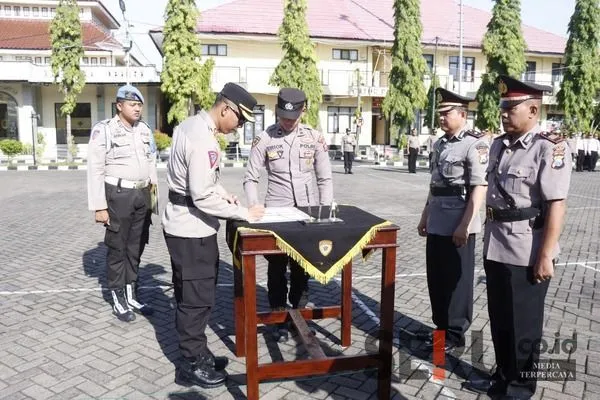 Kapolres Situbondo Pimpin Sertijab Kabag SDM dan Kenaikan Pangkat Pengabdian Kapolsek Banyuputih