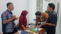 Anggota DPRD terpilih jalani pemeriksaan kesehatan di kantor DPRD Situbondo, Jumat (28/6/2024). (Seru.co.id/aza) - Puluhan Anggota DPRD Terpilih di Situbondo Jalani Tes Kesehatan