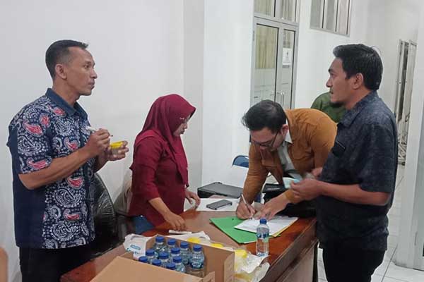 Anggota DPRD terpilih jalani pemeriksaan kesehatan di kantor DPRD Situbondo, Jumat (28/6/2024). (Seru.co.id/aza) - Puluhan Anggota DPRD Terpilih di Situbondo Jalani Tes Kesehatan