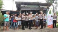Anggota Satlantas Polres Batu mendatangi tempat mangkal sopir truk pasir dan Supeltas. (ist) - Polres Batu Peduli Supeltas dan Sopir Truk Pasir
