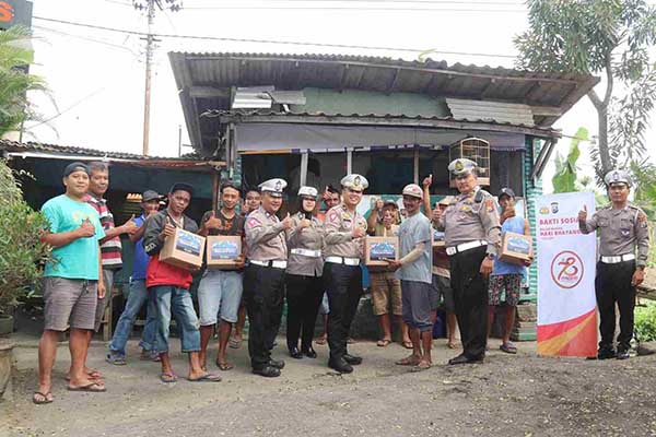 Anggota Satlantas Polres Batu mendatangi tempat mangkal sopir truk pasir dan Supeltas. (ist) - Polres Batu Peduli Supeltas dan Sopir Truk Pasir