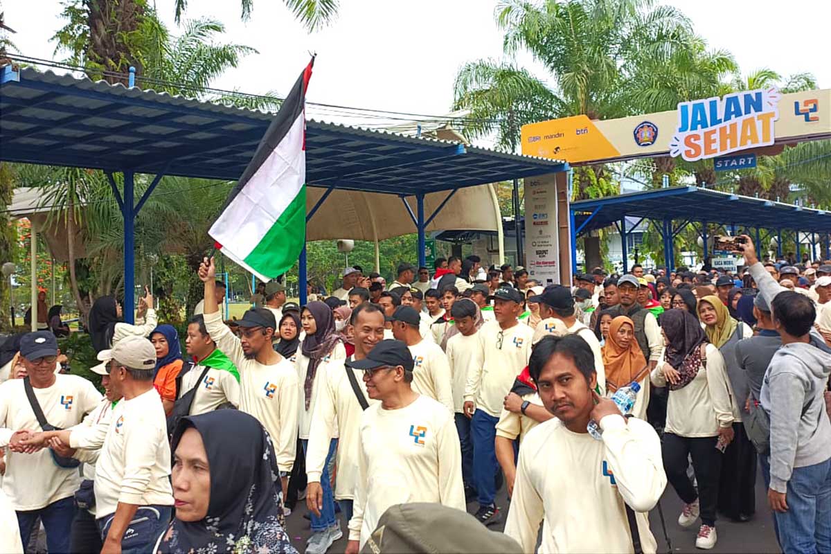 Animo peserta jalan sehat lebih banyak dibandingkan Dies Natalies tahun-tahun sebelumnya, beberapa membawa bendera Free Palestine. (ist) - Ribuan Peserta Meriahkan Jalan Sehat Dies Natalies ke-42 Polinema