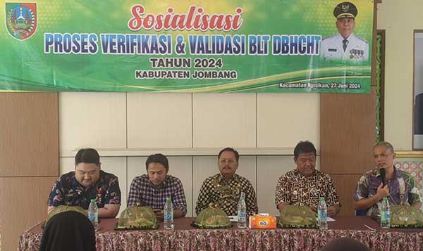 Asisten 1 Setdakab Jombang, Purwanto ketika membuka Sosialisasi di Pendopo Kecamatan Ngusikan kabupaten Jombang, Kamis (27/6/2024). (Seru.co.id/ful) - Dinsos Jombang Persiapan Proses Verifikasi dan Validasi BLT DBHCHT Tahun 2024
