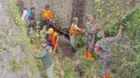 Babinsa Klojen Bersama Warga Bersihkan Sungai Bareng