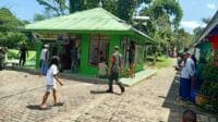 Babinsa Koramil 0833/02,melaksanakan kerja bakti pembersihan dan pengecatan Mushola Al Hidayah. (Seru.co.id/wul) - Babinsa Tlogowaru Gotong Royong bersama Masyarakat Bersihkan Mushola Al Hidayah