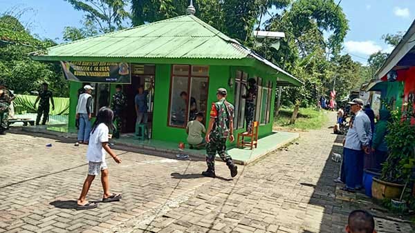 Babinsa Koramil 0833/02,melaksanakan kerja bakti pembersihan dan pengecatan Mushola Al Hidayah. (Seru.co.id/wul) - Babinsa Tlogowaru Gotong Royong bersama Masyarakat Bersihkan Mushola Al Hidayah