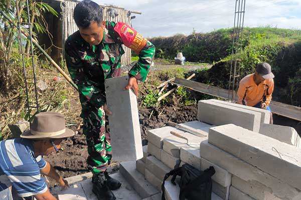 Babinsa Koramil Lowokwaru dampingi pembangunan rumah pompa air Tunggulwulung. (ist) - Babinsa Koramil Lowokwaru Dampingi Pembangunan Rumah Pompa Air Tunggulwulung