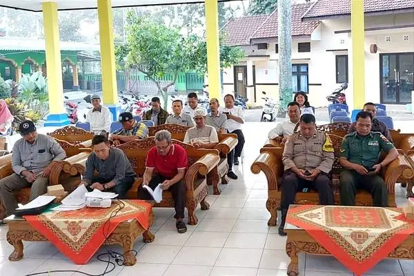 Babinsa Koramil Sukun Hadiri Sosialisasi Pembangunan Kelurahan Bakalankrajan 2025