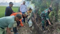 Babinsa Sukun Bersama Warga Gotong Royong Bersihkan Selokan di Jalan Tanjung Priok