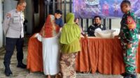 Babinsa Wonokoyo Dampingi Penyaluran Bantuan Pangan Kemensos Bagi 103 KPM