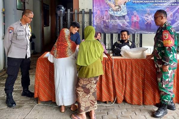 Babinsa Wonokoyo Dampingi Penyaluran Bantuan Pangan Kemensos Bagi 103 KPM