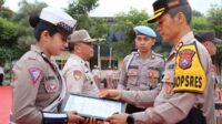 Briptu Lintang saat menerima penghargaan dari Kapolres Batu. (ist) - Polres Batu Beri Apresiasi Briptu Lintang dengan Segudang Prestasinya di Hari Bhayangkara ke-78