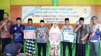 SIMBOLIS: Bung Karna serahkan bantuan arco pada 250 peternak sapi di Desa Kalibagor, Kecamatan/Kabupaten Situbondo, Kamis (6/6/2024). (Seru.co.id/aza) - 250 Peternak Sapi di Kalibagor Situbondo Dapat Bantuan Arco
