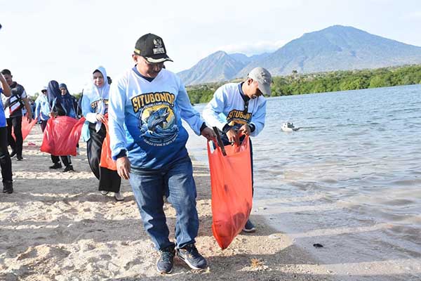 Bupati Bersihkan Sampah di Pinggir Pantai. (Seru.co.id/mam) - Situbondo Fishing Camp 2024, Bung Karna Promosikan Pantai Sijile Merak-Baluran Situbondo Area Spot-Spot Mancing