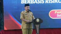 Bupati Situbondo Drs.H.Karna Suswandi, MM saat memberikan arahannya. (Seru.co.id/bro) - Bung Karna Beri Ilmu pada Pengusaha dan Sosialisasikan Izin Usaha Sektor Pariwisata