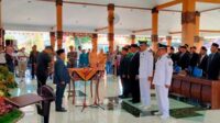 Bupati Situbondo, Karna Suswandi melantik dan diambil sumpahnya 12 orang Aparatur Sipil Negara (ASN) di lingkungan Pemkab Situbondo, Senin (10/6/2024). (Seru.co.id/aza) - Bung Karna Lantik Belasan Pejabat di lingkungan Pemkab
