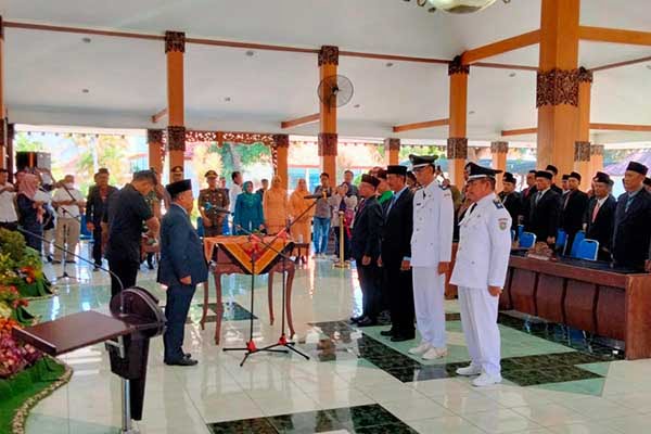 Bupati Situbondo, Karna Suswandi melantik dan diambil sumpahnya 12 orang Aparatur Sipil Negara (ASN) di lingkungan Pemkab Situbondo, Senin (10/6/2024). (Seru.co.id/aza) - Bung Karna Lantik Belasan Pejabat di lingkungan Pemkab