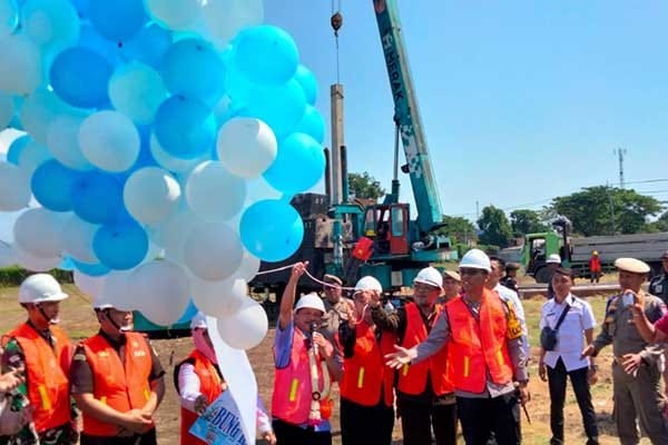 Bupati membuka Ground Breaking pembangunan GOR Bung Karna yang ada di Dusun Bataan, Desa Kilensari, Kecamatan Panarukan, Situbondo, Rabu (19/6/2024). (SERU.co.id/aza) - Bupati Situbondo Resmikan Pembangunan GOR Bung Karna