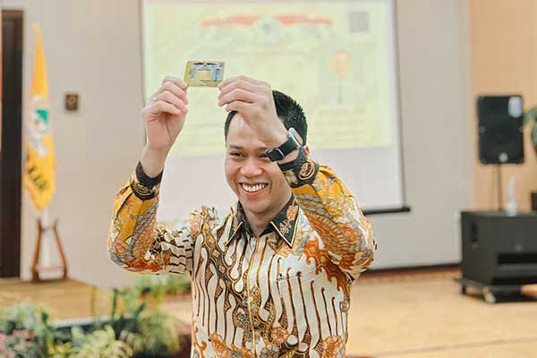 Calon Walikota Batu Firhando Gumelar (Mas Gum) saat menunjukan KTA kepada pengurus DPD Partai Golkar di Hall Kartika Wijawa, Kota Batu, 9 Juni 2024. (ist) - Mas Gum Serius Menuju Batu 1, Golkar Dukung Penuh