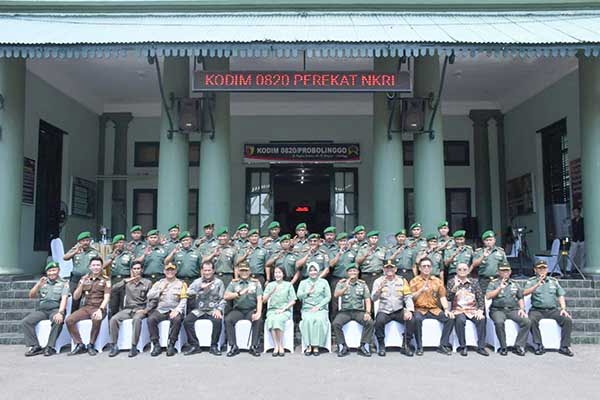 Danrem 083/Bdj beserta Ketua Persit KCK Koorcabrem 083 Kunker ke Kodim 0820 Probolinggo. (penrem083) - Danrem 083/Bdj Beserta Ketua Persit KCK Koorcabrem 083 Kunker ke Kodim 0820 Probolinggo