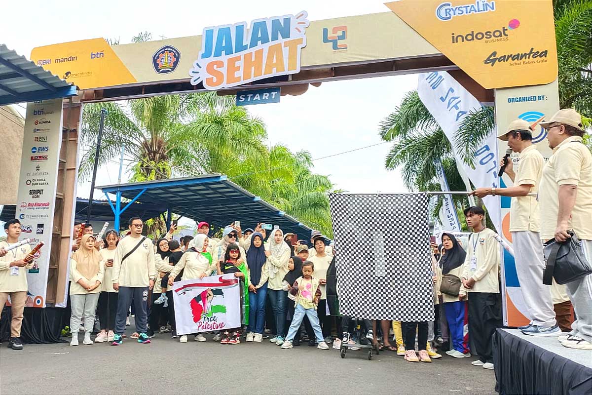 Direktur Polinema didampingi Ketua Panitia Dies Natalies, memberangkatkan peserta jalan sehat. (ist) - Ribuan Peserta Meriahkan Jalan Sehat Dies Natalies ke-42 Polinema