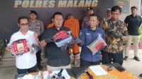 Foto rilis dua tersangka pengedar Narkoba. (ist) - Dua Pengedar Sabu Ditangkap Satreskoba Polres Malang di Kota Batu
