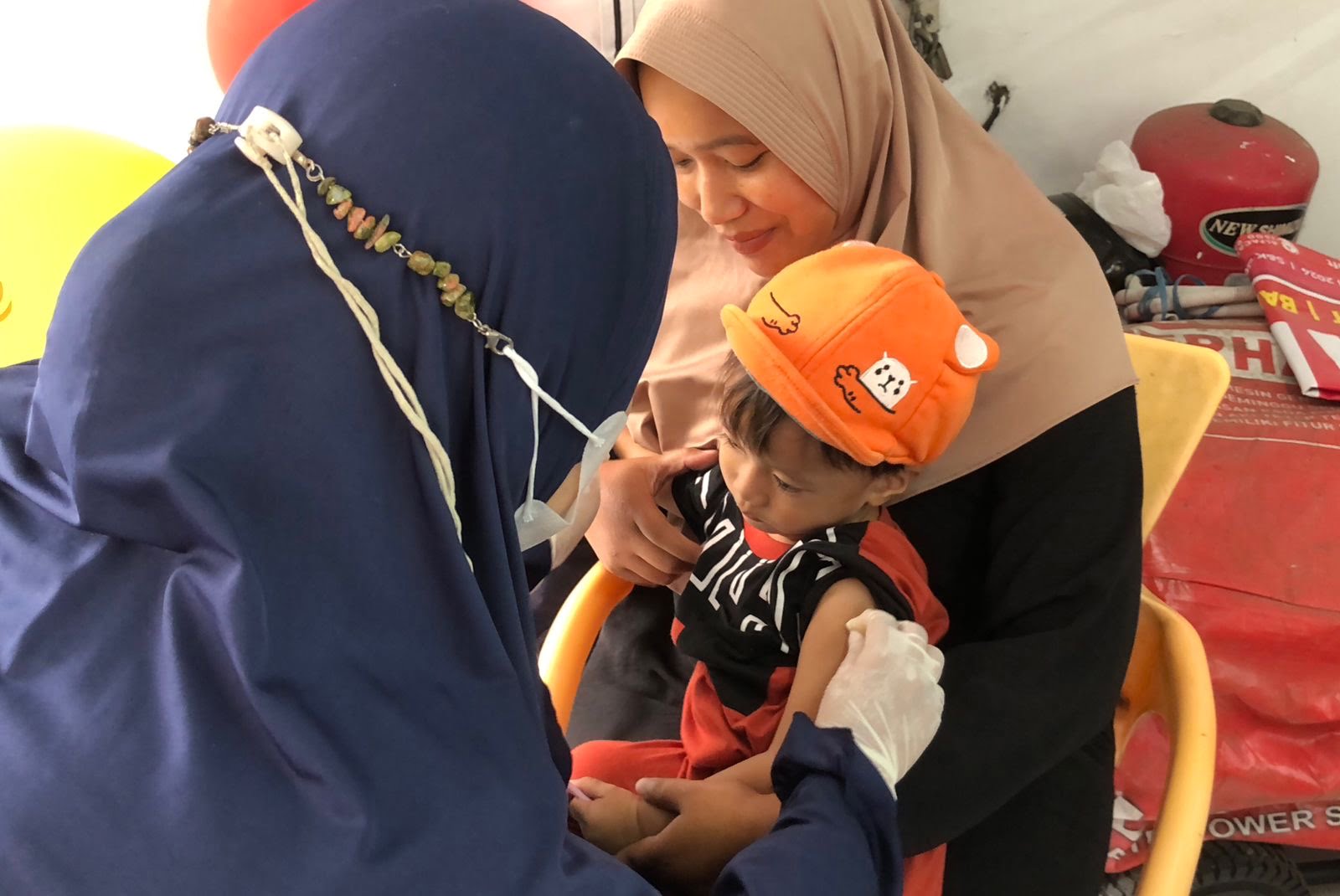 Imunisasi salah satu balita dalam program 'Alfamart Sahabat Posyandu'. (wul) - Tekan Angka Stunting, Alfamart Bersama Sweety Dry X-Pert Posyandu 25.000 Anak dan Balita