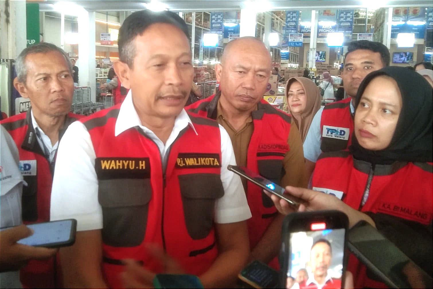 Kepala KPwBI Malang (kanan) bersama Pj Wali Kota Malang saat sidak pasar. (ws11) - BI Ungkap Strategi Kebijakan Kota Malang Capai Deflasi 0,08