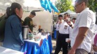 Jajaran FTP UB bersama WR III dan perwakilan Aerofood Indonesia meninjau dan mencicipi produk inovasi dan kewirausahaan mahasiswa. (rhd) - FTP UB Pamerkan Inovasi Kreativitas 36 PKM dan Kewirausahaan Mahasiswa