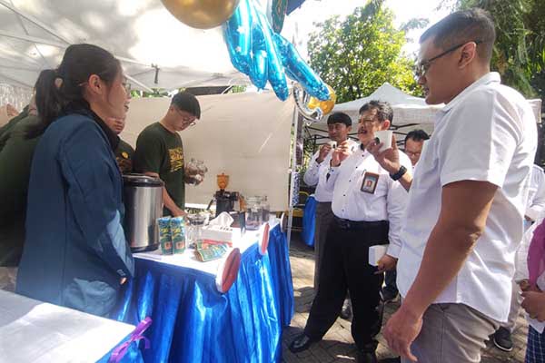 Jajaran FTP UB bersama WR III dan perwakilan Aerofood Indonesia meninjau dan mencicipi produk inovasi dan kewirausahaan mahasiswa. (rhd) - FTP UB Pamerkan Inovasi Kreativitas 36 PKM dan Kewirausahaan Mahasiswa