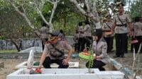 Jajaran Polres Pamekasan tabur bunga di Makam Taman Pahlawan. (Seru.co.id/udi) - Junjung Tinggi Para Pejuang, Polres Pamekasan Ziarah Taman Makam Pahlawan
