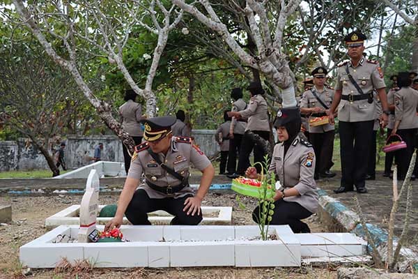 Jajaran Polres Pamekasan tabur bunga di Makam Taman Pahlawan. (Seru.co.id/udi) - Junjung Tinggi Para Pejuang, Polres Pamekasan Ziarah Taman Makam Pahlawan