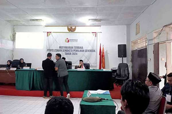 Jawaban KPU Kota Malang ditunda hingga besok hari karena masalah ketidaksiapan dalam menunjukkan surat kuasa. (afi) - Tim Hukum Paslon Sam HC-Rizky Boncell Minta Tiga Alternatif dan Sebut Silon Bermasalah